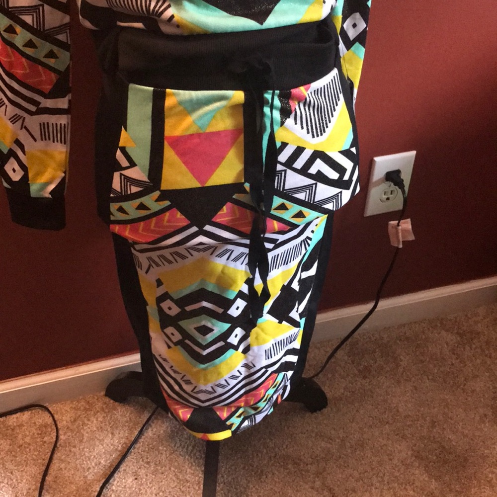 2 Piece Geometric Set - Picture 3 of 4